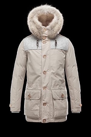 Die sportliche Jacke (von Moncler um 1900 Euro) hält nicht nur dank Daunenfutter ordentlich warm. Die mit Fell besetzte Kapuze und die Innenseite aus Pelz sorgen für wohlige Wärme bei Minusgraden.