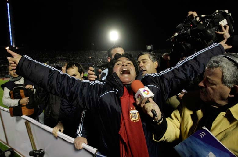 Nach dem entscheidenden WM-Qualifikationsspiel gegen Uruguay, das Argentinien mit 1:0 gewinnt, holt Diego Maradona ziemlich vulgär zum Rundumschlag gegen die Journalisten aus. Diese könnten ihm "einen blasen", erklärt er unter anderem. Sie hätten ihn kontinuierlich fertig gemacht und gegen ihn gehetzt, jetzt aber hätte er es allen gezeigt. Die FIFA sperrt ihn für zwei Monate und verhängt zudem eine Geldstrafe in Höhe von 16.565 Euro.