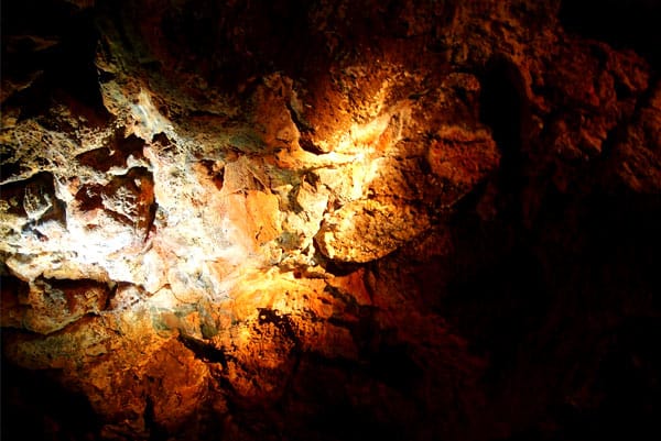Fels in den Lava Tubes im Undara Nationalpark, Queensland, Australien.