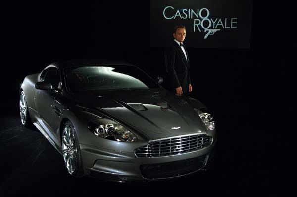 Mit dem neuen Bond kam auch ein neuer Dienstwagen – Daniel Craig mit dem DBS in "Casino Royale" und …