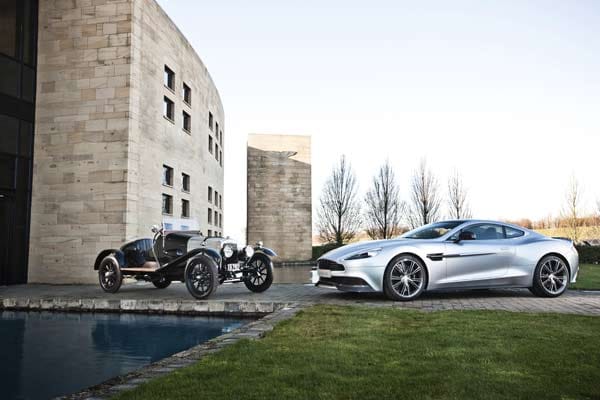 Alt trifft neu: A3 Prototyp von 1921 und Vanquish Sondermodell Centenary Edition vor dem Firmensitz von Aston Martin im englischen Gaydon.