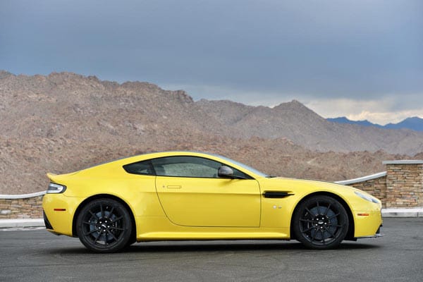 Der neue Vantage S ist das schnellste Serienauto, das Aston Martin derzeit im Angebot hat: 328 km/h schnell, 573 PS stark und knapp 180.000 Euro teuer.