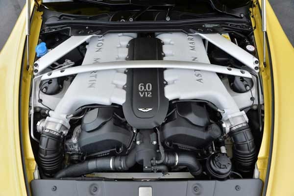 Die Briten haben den V12 AM28-Motor gründlich überarbeitet, Bosch steuert das Motormanagement bei. Rund 25 Kilogramm weniger Gewicht und eine verstellbare Nockenwelle im Zylinderkopf sind nur zwei der Ergebnisse. Ein weiteres ist der Power-Push auf 422 kW/573 PS und ein maximales Drehmoment von 620 Nm.