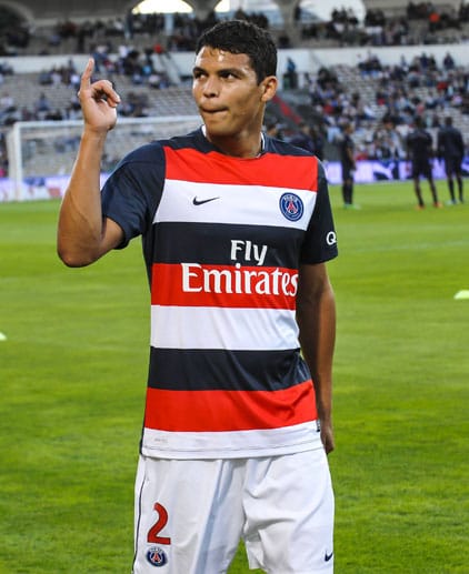 In der Innenverteidigung steht der brasilianische Nationalspieler Thiago Silva. Im wahren Leben hält der 29-Jährige bei Paris St. Germain den Laden zusammen. Seine Dienste kann man für 40 Millionen Euro erwerben.