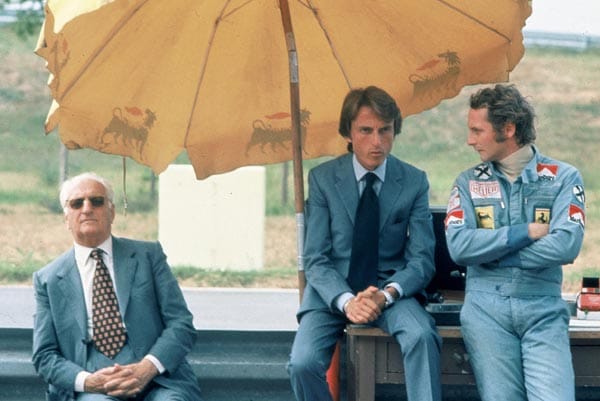 Rennfahrer Nicki Lauda, hier im Gespräch mit Ferraris heutigem Verwaltungsratsvorsitzenden Luca di Montezemolo, sagte über Enzo Ferrari: "Für den Gründer zu fahren, war eine einzigartige Erfahrung, weil er ein unglaublicher Mann mit einem fantastischen Charisma war."