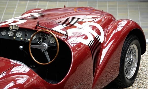 1947 wurde die Ferrari S.p.A. gegründet – jetzt baute sie eigene Autos. Das erste Erfolgsmodell wurde der Typ 125, der sich auch als Straßensportwagen eignete. Durchsetzt von langen Durststrecken erzielte die Scuderia immer wieder Rennerfolge. Doch die Straßenautos wurden zum Luxussymbol – reiche Amateure erkauften sich damit den Traum vom Profi-Renner. Ein Ferrari gilt heutzutage als das Statussymbol schlechthin.
