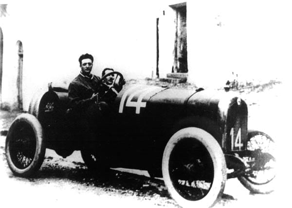 Dann wechselte Enzo Ferrari zu Alfa Romeo und wurde 1920 Zweiter bei der "Targa Florio", einem der bedeutendsten Rennen Europas. Schließlich stieg der eiserne Enzo zum Chef der Alfa-Motorsportabteilung auf.