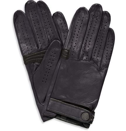 Kombinieren Sie diese perforierten Handschuhe aus Leder zu einem klassischen Nadelstreifenanzug – ausgefallen und cool zugleich! Handschuhe von Alfred Dunhill, für etwa 300 Euro.