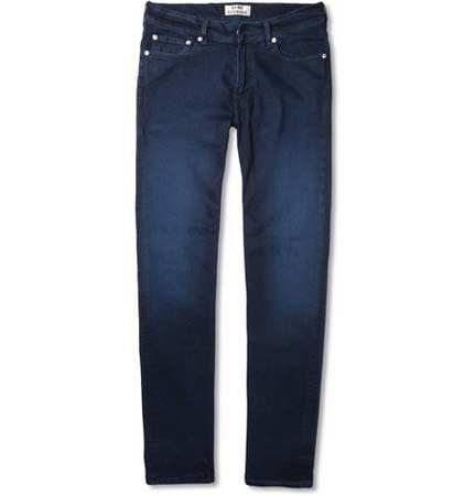 Eine klassische Jeans im Slim-Fit-Schnitt kann zu allen extravaganten Dandy-Styles kombiniert werden und dient als cooler Stilbruch. Jeans von Acne, für etwa 200 Euro.