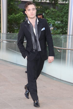 Schauspieler Ed Westwick, bekannt aus der Serie Gossip Girl, lebt den Stil der Dandys privat, sowie in seiner Serienrolle als Chuck Bass voll aus.