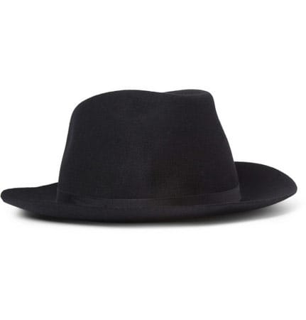 Hüte sind beim Dandy-Look stets willkommen! Ob mit Feder oder ganz klassisch wie dieses Modell von Lock&Co Hatters für etwa 255 Euro.