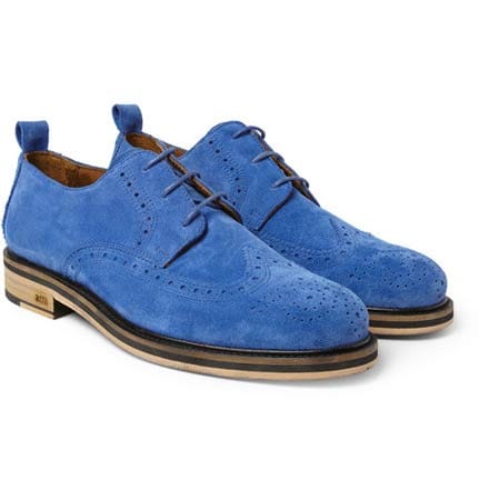 Auffällige Schuhe sind beim Dandy-Look unabdinglich. Zum Beispiel dieses Modell aus blauem Wildleder von Ami, für etwa 400 Euro erhältlich.