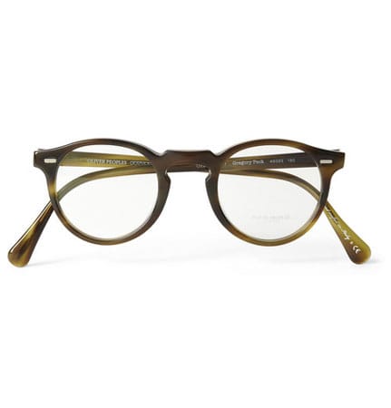 Auch wenn so manch ein Dandy gar keine Sehschwäche hat, wird die Hornbrille gern als modisches Accessoire getragen. Brille von Oliver Peoples, etwa 260 Euro.