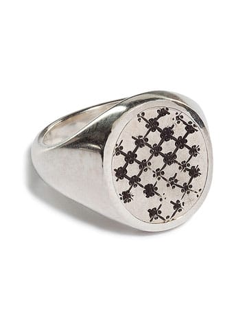 Ein auffälliger Ring kann zu einem schlichten Dandy-Look kombiniert ein echter Hingucker werden. Ring von Werkstatt München, etwa 220 Euro.