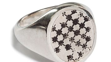 Ein auffälliger Ring kann zu einem schlichten Dandy-Look kombiniert ein echter Hingucker werden. Ring von Werkstatt München, etwa 220 Euro.