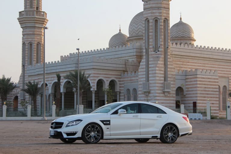"Wir kommen mit den Autos kaum nach", sagt der Leiter des Außenstelle zufrieden, "wir kaufen die Grundmodelle beim Mercedes-Händler in Dubai oder Abu Dhabi und machen daraus dann zum Beispiel Fahrzeuge wie den Brabus B 63-620."