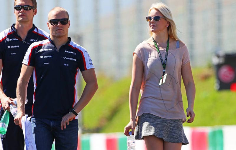 Williams-Pilot Valtteri Bottas und seine Freundin Emilia Pikkarainen kommen zur Rennstrecke in Japan.