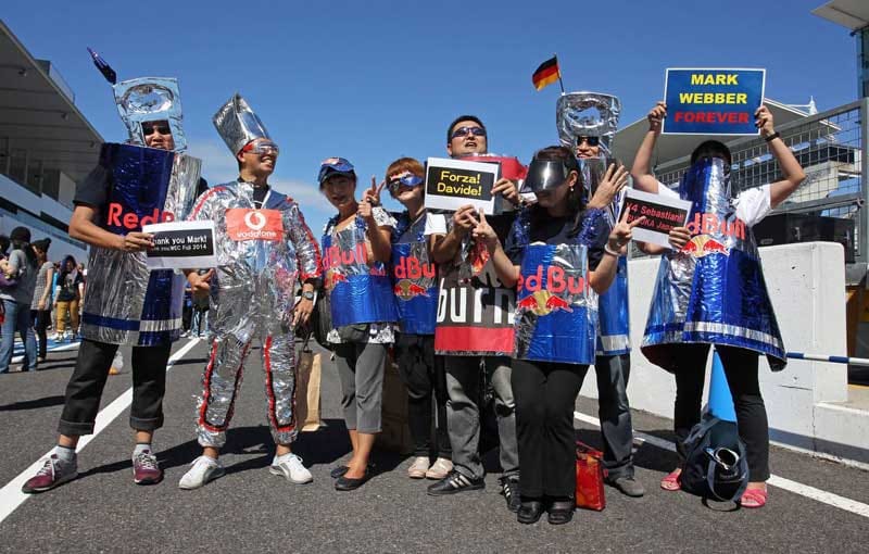 Im Gegensatz zum spärlich besuchten Grand Prix in Südkorea ist in Suzuka bereits am Trainingsfreitag viel los. Diese Gruppe drückt Mark Webber die Daumen.