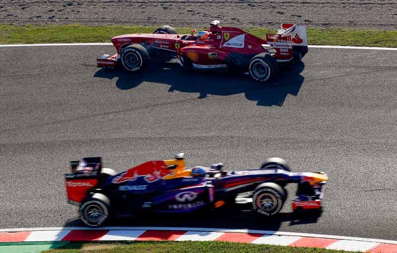 Ausgerechnet in diesem Moment fährt Rivale Sebastian Vettel (vorne) vorbei und bietet den Fotografen ein tolles Motiv. Es läuft einfach nicht für den Spanier in diesem Jahr.