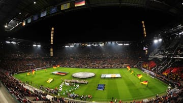 Die Partie Deutschland gegen Irland wird im RheinEnergiestadion in Köln ausgetragen. Irland möchte die 1:6-Schmach aus dem Hinspiel vergessen machen, Deutschland das Ticket für die WM-Endrunde buchen.