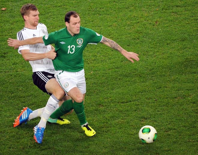 Deutschland bestimmt von Beginn an das Spiel, Irland kommt nur selten vor den deutschen Strafraum. Hier kämpfen Per Mertesacker (li.) und Irlands Anthony Stokes um den Ball.