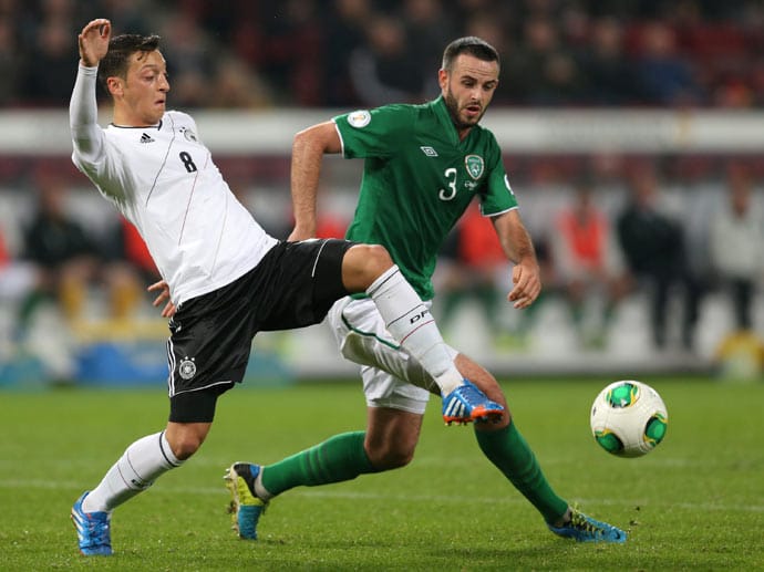 Das deutsche Team erarbeitet sich Chance um Chance, kann jedoch den Treffer zum 2:0 nicht erzielen. Mesut Özil (li.) fällt es schwer, seine Genialität als hängende Spitze auszuspielen.