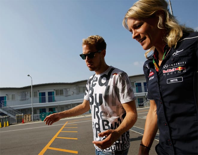 Am Samstagmorgen kommt Sebastian Vettel kommt noch ganz entspannt zur Rennstrecke in Suzuka.