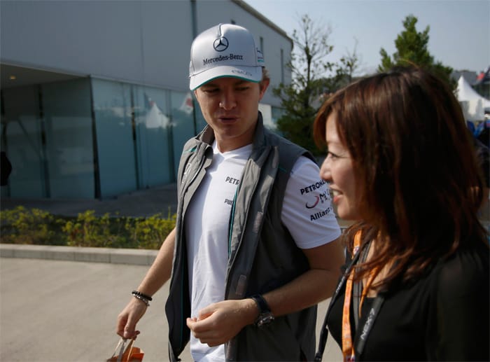 Nico Rosberg hat vormittags noch gute Laune. Die dürfte ihm nach seinem sechsten Platz im Qualifying allerdings vergangen sein.