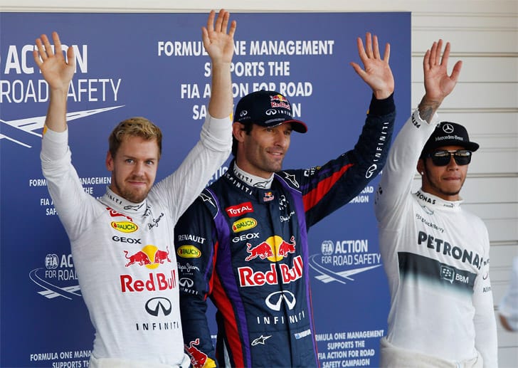 Nein, die Piloten stehen nicht falsch sortiert. Sebastian Vettel (li.) verpasst nach langer Zeit wieder die Pole Position. Sein Teamkollege Mark Webber (Mi.) ist im Qualifying schneller. Auf Platz drei kommt Lewis Hamilton.