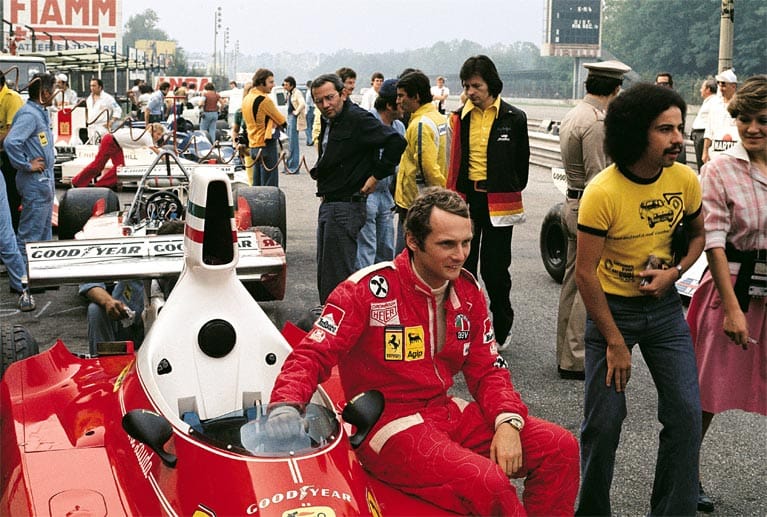 Niki Lauda wurde nicht nur durch das Comeback nach seinem schlimmen Unfall auf dem Nürburgring zur Legende. Der Österreicher gewann auch drei Mal die Weltmeisterschaft.