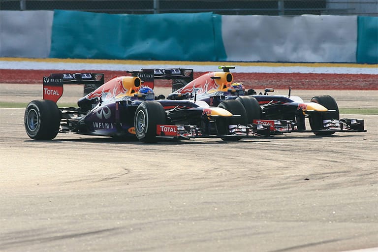 Malaysia: Vettel (hier links im Bild) ignoriert die Teamorder, klaut Mark Webber mit einem gewagten Überholmanöver den Sieg und sorgt für einen gewaltigen Eklat. Alonso scheidet früh aus.