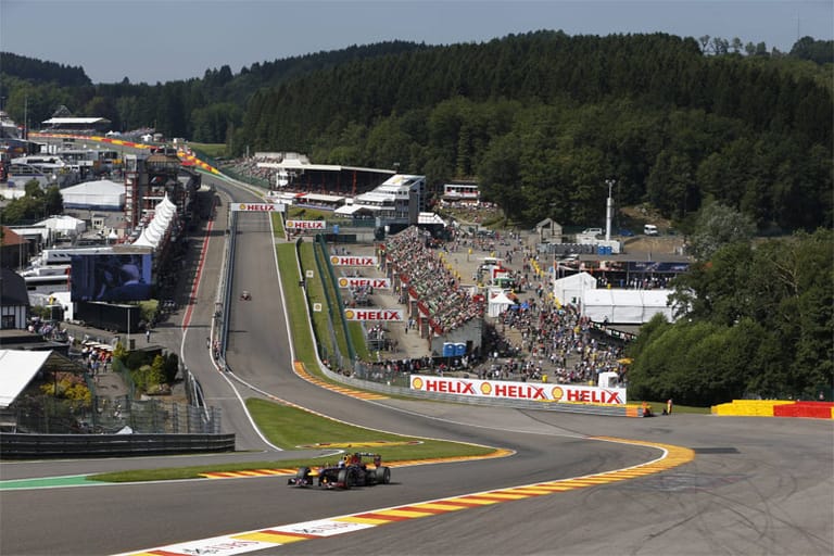 Belgien: Nach der Sommerpause startet Vettel dem Sieg auf der Ardennen-Achterbahn in Spa eine Siegesserie. Dort gewinnt er deutlich vor Alonso.