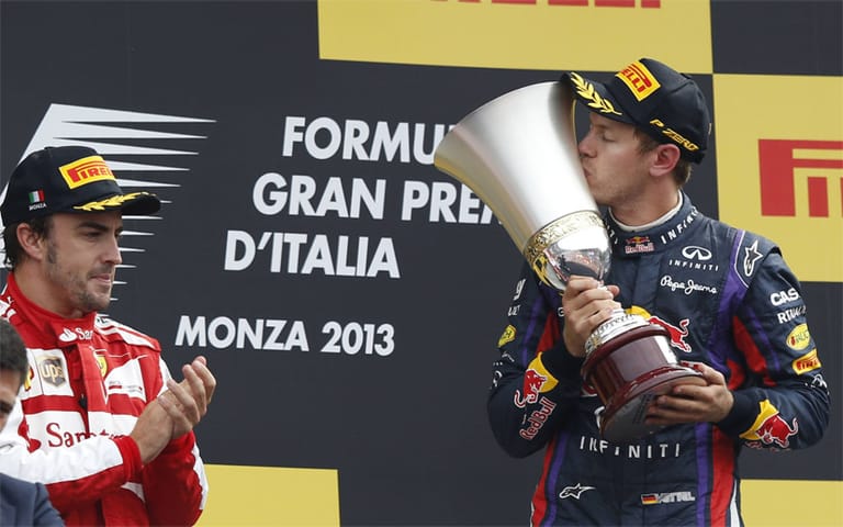 Italien: Auch in der Ferrari-Heimat in Monza führt kein Weg an Vettel vorbei. Wieder muss sich Alonso mit Rang zwei begnügen. Während der Spanier artig Beifall klatscht, pfeifen einige Ferrari-Fans bei der Siegerehrung.