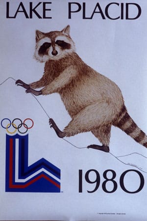 Olympia 1980 in Lake Placid: Das offizielle Plakat der Olympischen Winterspiele zeigt Waschbär Rocky. Dieser jedoch verstarb kurz vor Beginn der Spiele und wurde durch "Stofftier" Roni ersetzt.