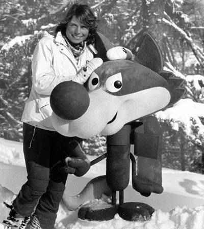 Olympia 1984 in Sarajewo: Die deutsche Skirennläuferin Maria Epple posiert mit dem Maskottchen Vucko.