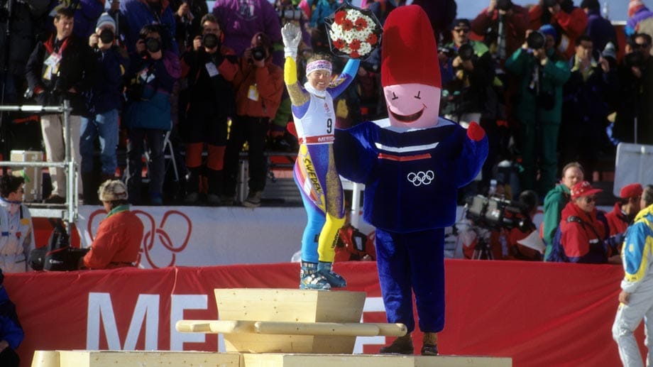 Olympia 1992 in Albertville: Die Schwedin Perrilla Wiberg feiert ihren Olympiasieg im Riesenslalom - mit dabei Magique.