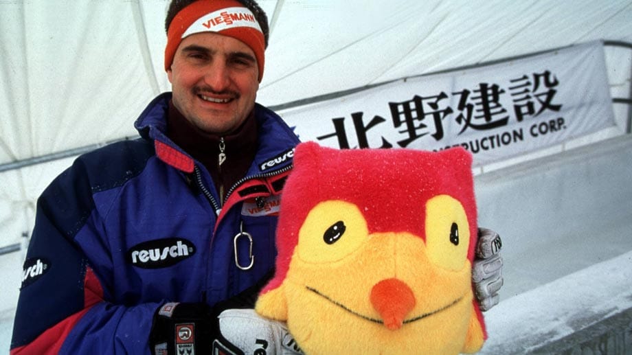Olympia 1998 in Nagano: Rennrodler Georg Hackl posiert mit der Eule Snowlet.
