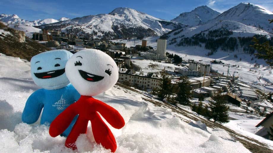 Olympia 2006 in Turin: Gliz und Neve posieren über Sestriere, dem Austragungsort der Alpinwettbewerbe.