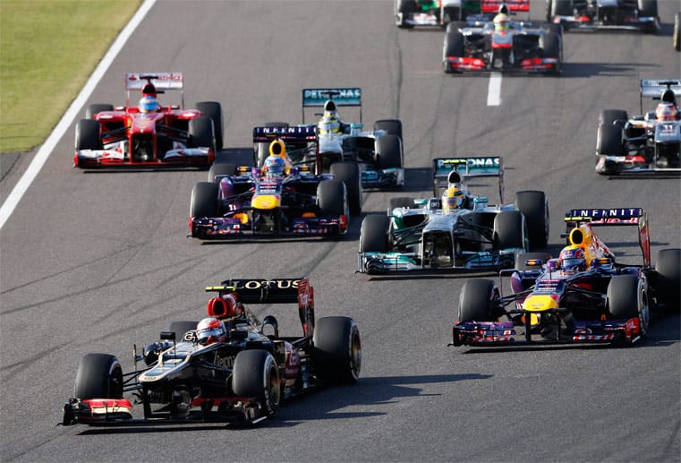 Der Grand Prix verläuft besonders am Start ereignisreich. Romain Grosjean (li.) zieht an den Red Bulls vorbei und übernimmt die Führung.