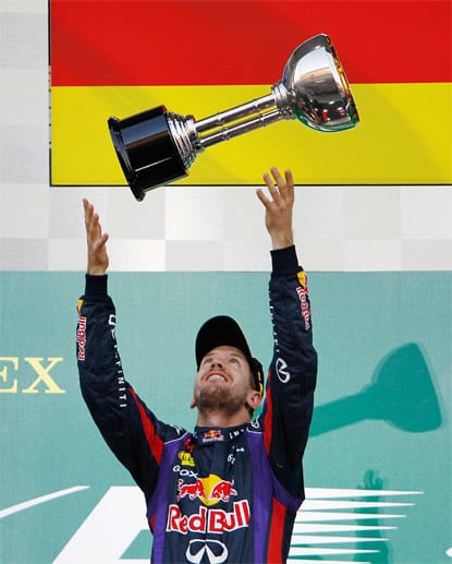 Sebastian Vettel bekommt am Ende des Rennens wieder einmal den größten Pokal. Allerdings muss er mehr um seinen Sieg kämpfen als zuletzt. Und auf den vierten WM-Titel muss er auch noch warten.