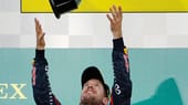 Sebastian Vettel bekommt am Ende des Rennens wieder einmal den größten Pokal. Allerdings muss er mehr um seinen Sieg kämpfen als zuletzt. Und auf den vierten WM-Titel muss er auch noch warten.