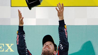 Sebastian Vettel bekommt am Ende des Rennens wieder einmal den größten Pokal. Allerdings muss er mehr um seinen Sieg kämpfen als zuletzt. Und auf den vierten WM-Titel muss er auch noch warten.