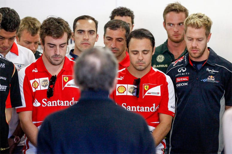 Die Fahrer tragen einen Stern auf den Autos und Helmen und es gibt eine Schweigeminute für die Ex-Testfahrerin des Marussia-Teams.