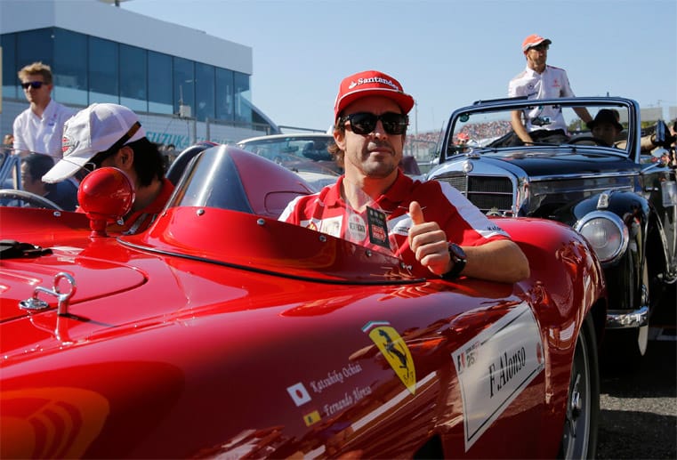 Fernando Alonso hat trotz der mäßigen Power seines Ferraris gute Laune.