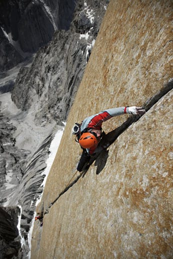 Alexander Huber beim Klettern am "Nameless Tower" in Pakistan.