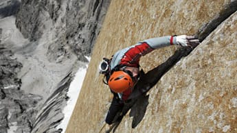 Alexander Huber beim Klettern am "Nameless Tower" in Pakistan.