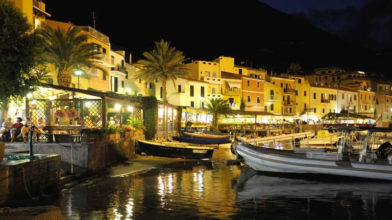 Der idyllische Hafen der Insel bei Nacht lockt mit seinen Bars und Restaurants.
