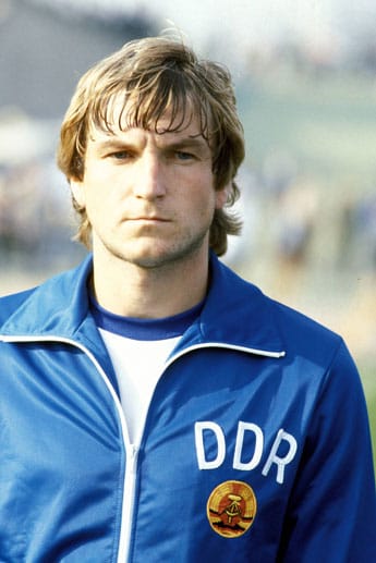 Hans-Jürgen - genannt Dixie - Dörner hat genauso viele Länderspiele auf dem Buckel wie Kirsten: nämlich 100. Diese absolvierte er allerdings allesamt für die DDR. Der Höhepunkt seiner Karriere war der Gewinn der Gold-Medaille bei den Olympischen Spielen 1976.