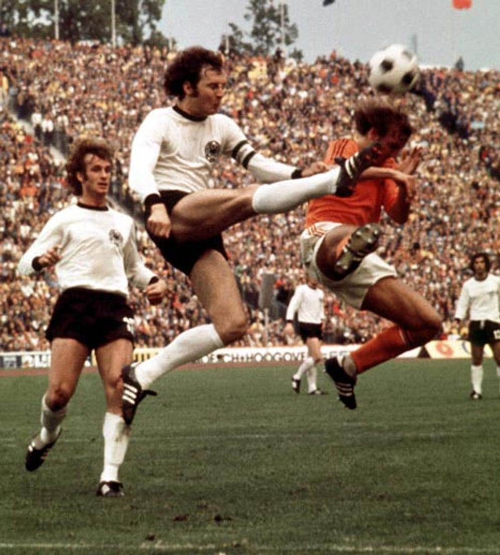 Franz Beckenbauer hat gerade einmal ein Spiel mehr als Streich - sein Bekanntheitsgrad ist aber ungleich höher. Der Kaiser gilt noch heute als einer der besten Fußballer, den es in Deutschland je gab. Er ist zudem der einzige, der es schaffte mit der DFB-Elf sowohl als Spieler (1974) als auch als Trainer (1990) Weltmeister zu werden.