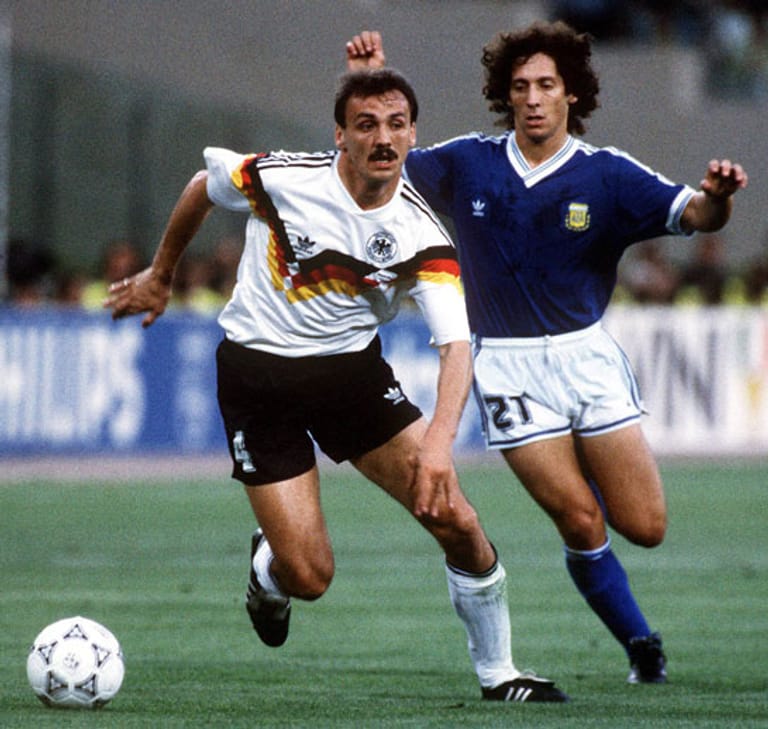 Etwas weniger elegant als Beckenbauer rannte seiner Zeit Jürgen Kohler über den Platz. Der Kokser schaffte es als Manndecker der alten Mannheimer Schule auf 105 Länderspiele. In seiner Karriere gewann er den WM-Titel (1990), wurde Europameister (1996), setzte sich die Champions-League-Krone auf (1997), triumphierte im UEFA-Cup (1993) und holte zudem drei deutsche und eine italienische Meisterschaft.